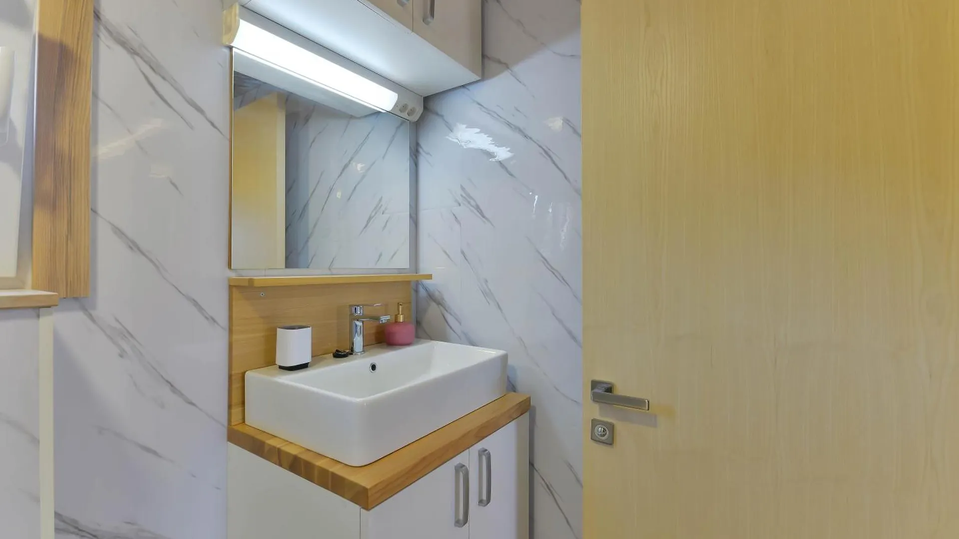 Mobil House Nevera 1 Banj